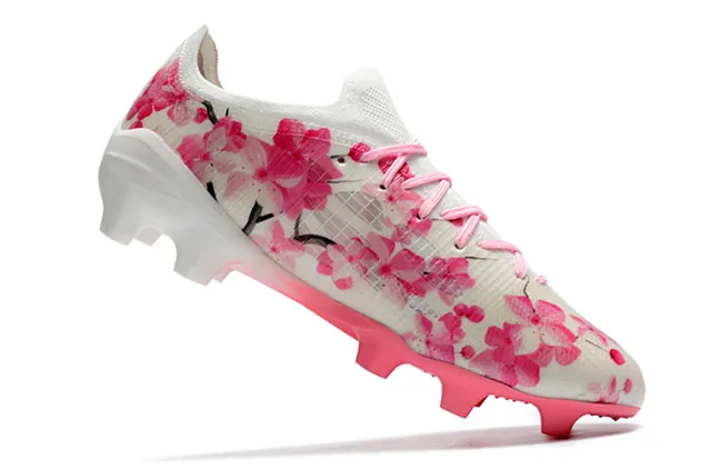 Puma Ultra Chaussures de football à semelle ferme, upper en knit à coupe basse, impression florale de fleur de cerisier en blanc et rose 20