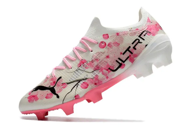 Puma Ultra Chaussures de football à semelle ferme, upper en knit à coupe basse, impression florale de fleur de cerisier en blanc et rose 21