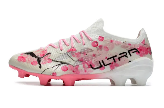 Puma Ultra Chaussures de football à semelle ferme, upper en knit à coupe basse, impression florale de fleur de cerisier en blanc et rose 22