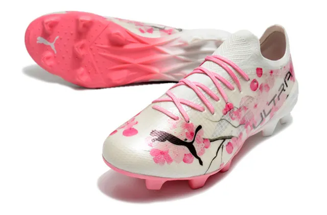 Puma Ultra Chaussures de football à semelle ferme, upper en knit à coupe basse, impression florale de fleur de cerisier en blanc et rose 23