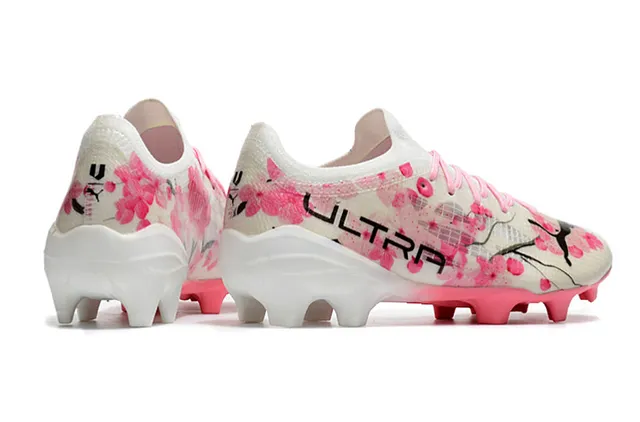 Puma Ultra Chaussures de football à semelle ferme, upper en knit à coupe basse, impression florale de fleur de cerisier en blanc et rose 24