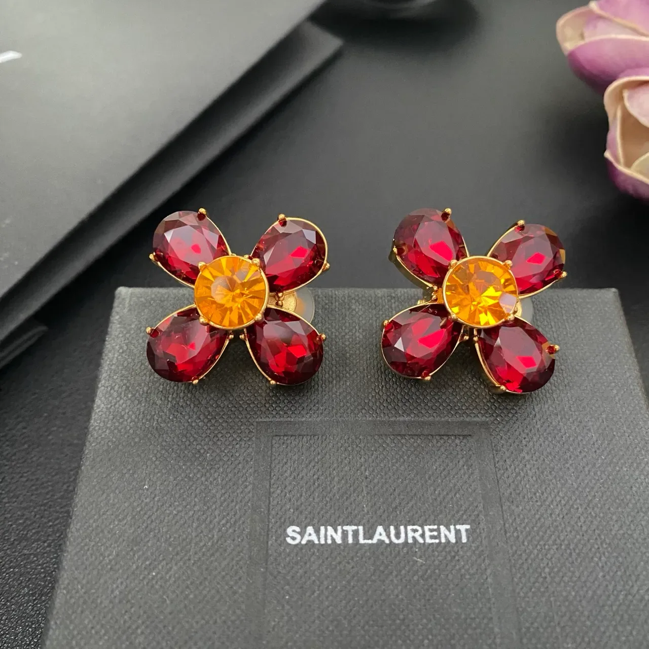 Saint Laurent फूल आकार के फेसेटेड क्रिस्टल कान की झुमकियां 9