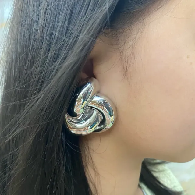 Saint Laurent Knot চকচকে সোনা এবং রূপা স্কাল্পচারাল কানের দুল 2