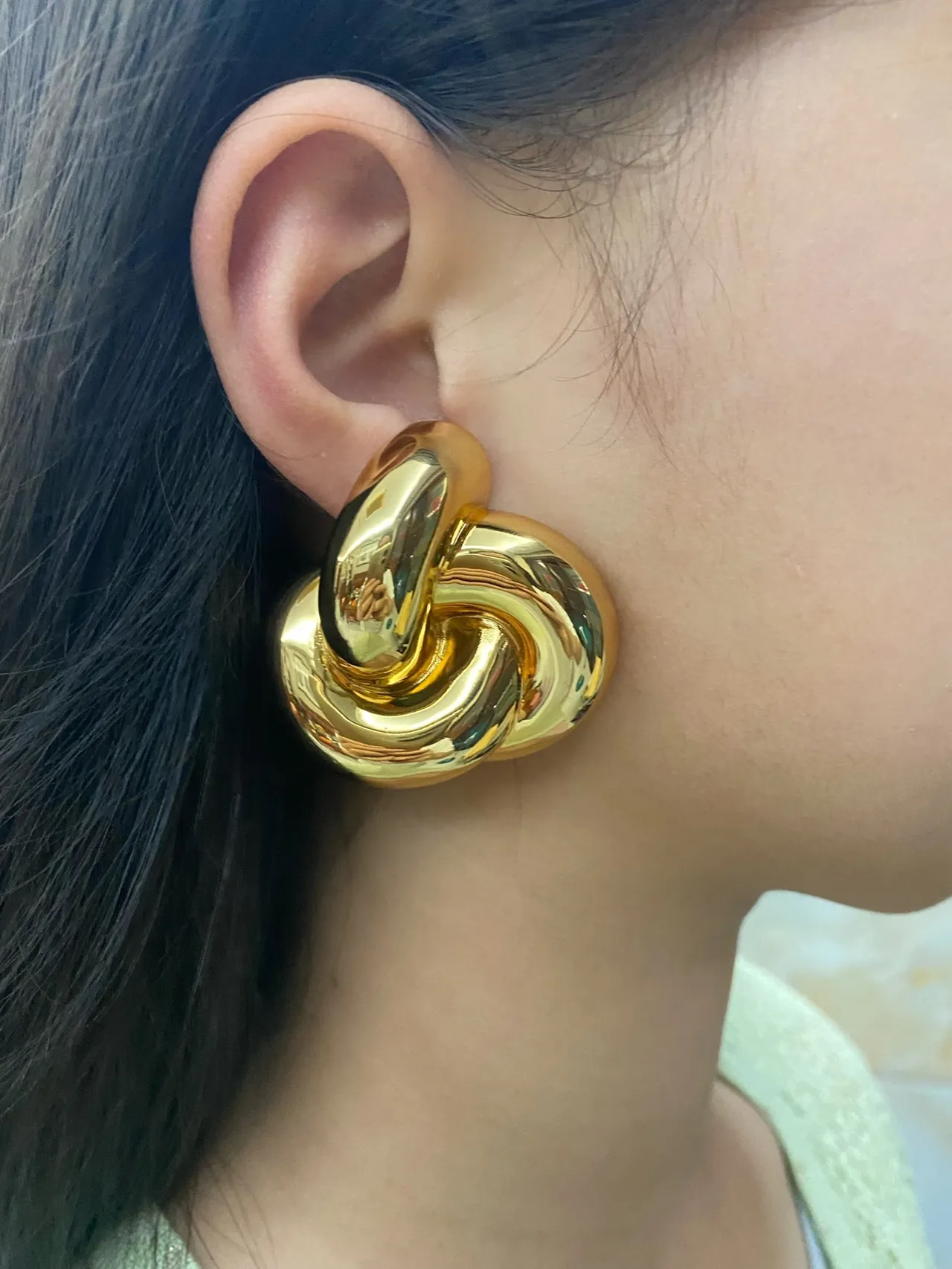 Saint Laurent Knot চকচকে সোনা এবং রূপা স্কাল্পচারাল কানের দুল 3