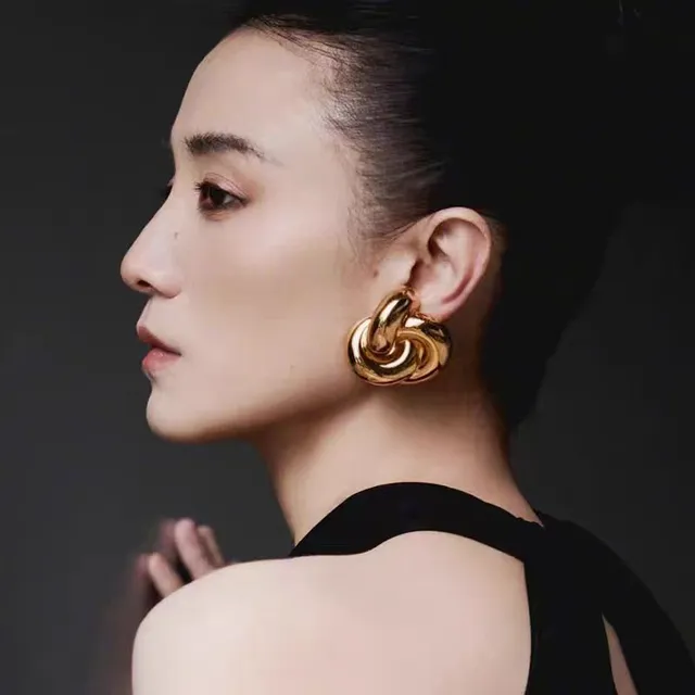Saint Laurent Knot চকচকে সোনা এবং রূপা স্কাল্পচারাল কানের দুল 4