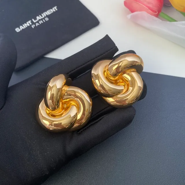 Saint Laurent Knot চকচকে সোনা এবং রূপা স্কাল্পচারাল কানের দুল 6