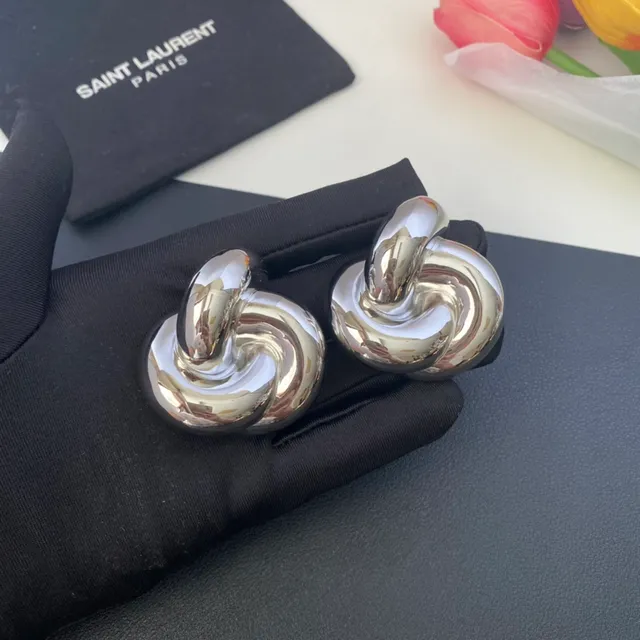 Saint Laurent Knot চকচকে সোনা এবং রূপা স্কাল্পচারাল কানের দুল 7