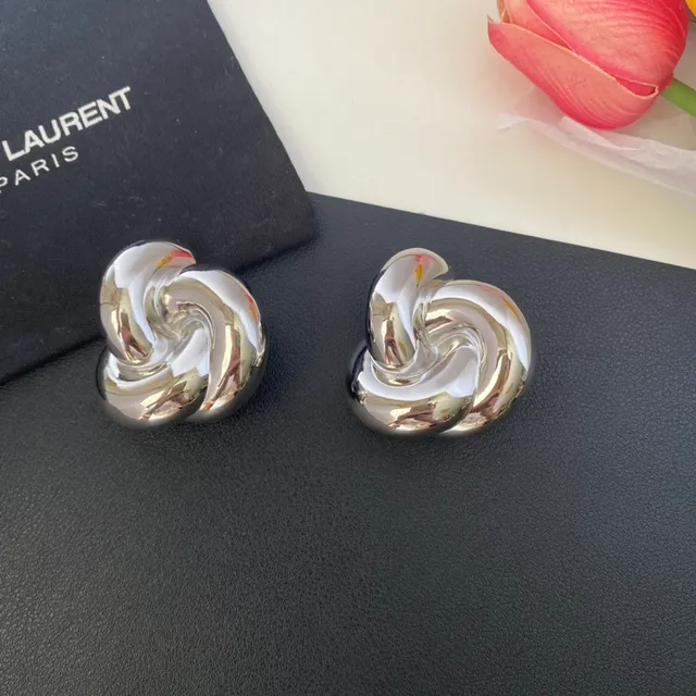 Saint Laurent Knot চকচকে সোনা এবং রূপা স্কাল্পচারাল কানের দুল 8