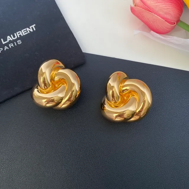 Saint Laurent Knot চকচকে সোনা এবং রূপা স্কাল্পচারাল কানের দুল 9
