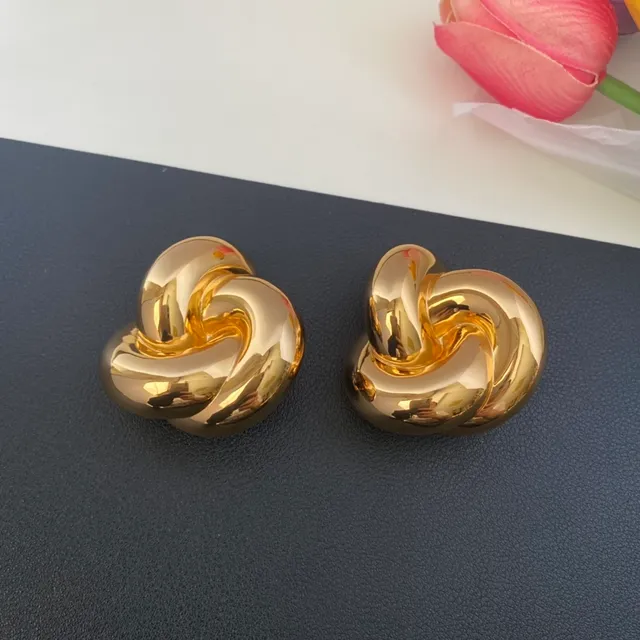 Saint Laurent Knot চকচকে সোনা এবং রূপা স্কাল্পচারাল কানের দুল 10