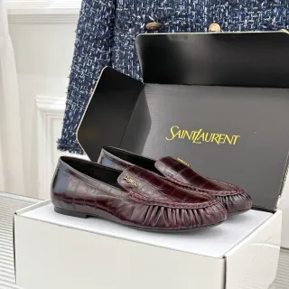 Saint Laurent Loulou Loafer बर्गंडी क्रॉक-एमबॉस्ड चमड़े के लूफर