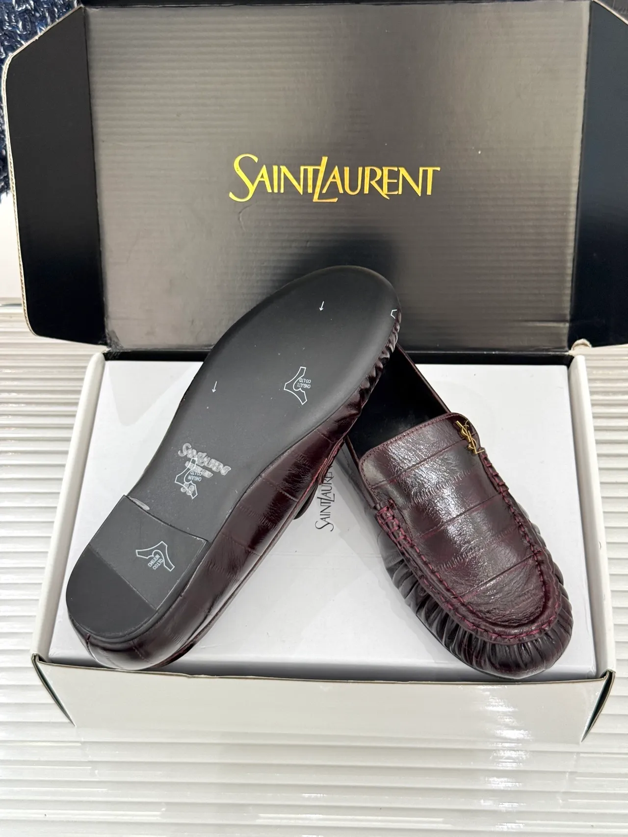 Saint Laurent Loulou Loafer موسين جلد بورجواندي مطبوخ بتصميم التماسيح 2