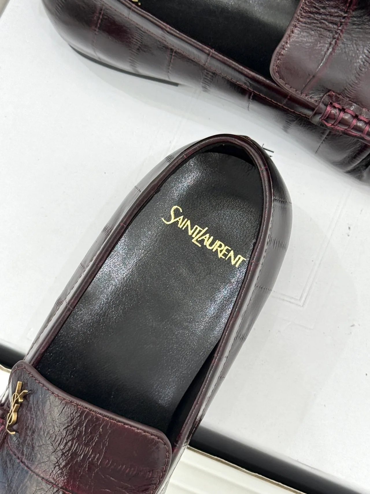 Saint Laurent Loulou Loafer موسين جلد بورجواندي مطبوخ بتصميم التماسيح 3