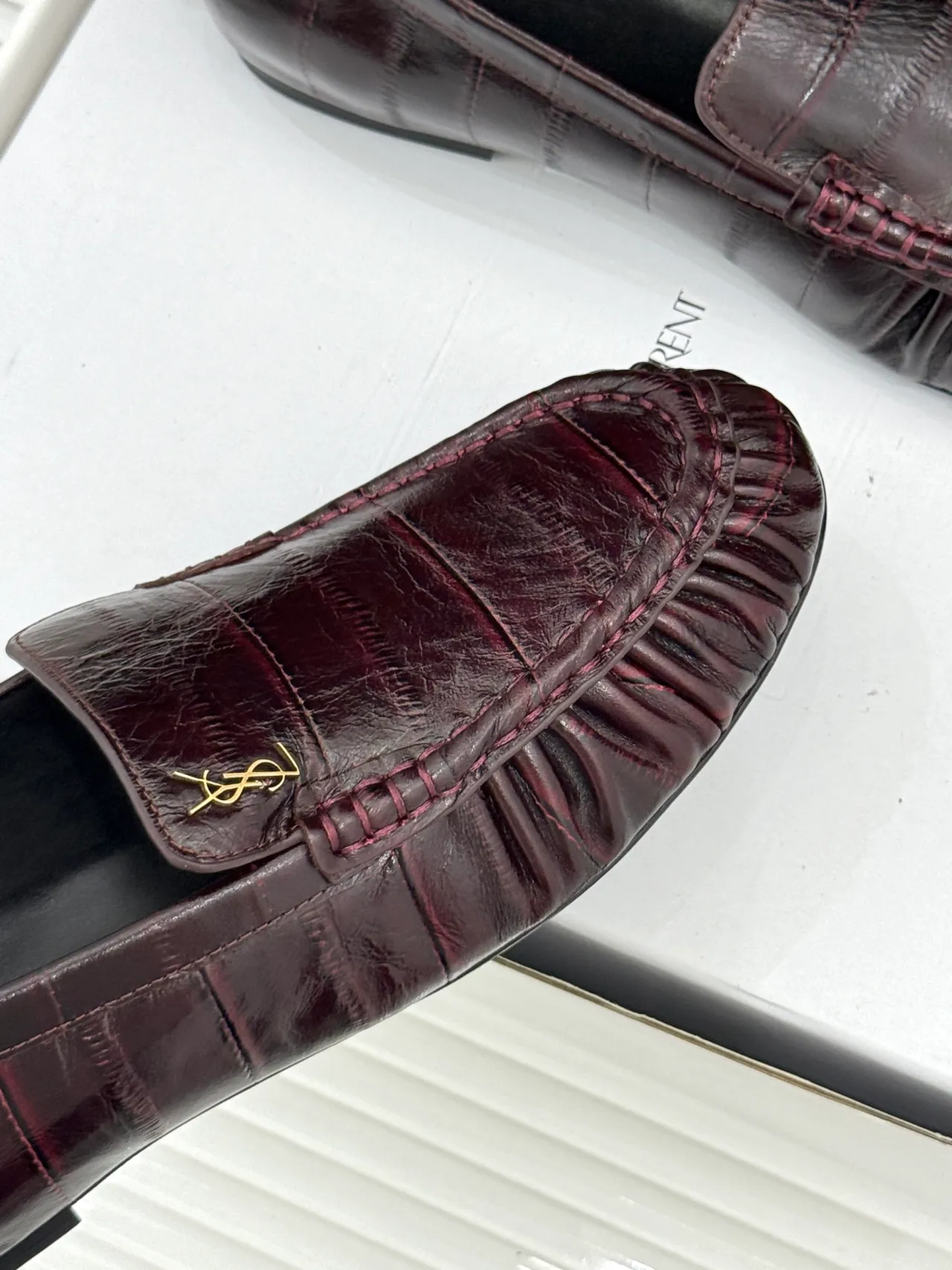 Saint Laurent Loulou Loafer موسين جلد بورجواندي مطبوخ بتصميم التماسيح 4