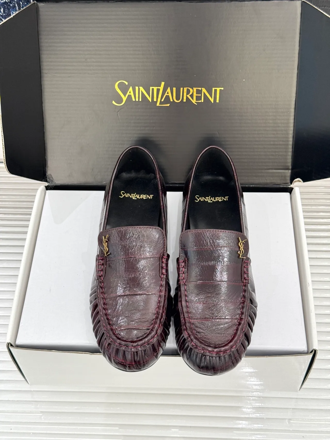 Saint Laurent Loulou Loafer موسين جلد بورجواندي مطبوخ بتصميم التماسيح 5