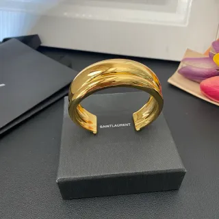 Saint Laurent Loulou मूर्तिकला दोहरी परत चमकदार सोने का कफ