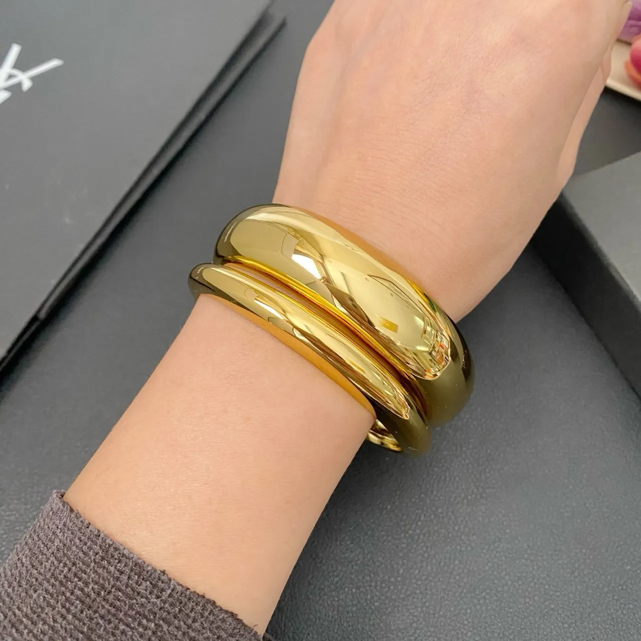 Saint Laurent Loulou Pulseira escultórica de ouro polido de duplo camada 2