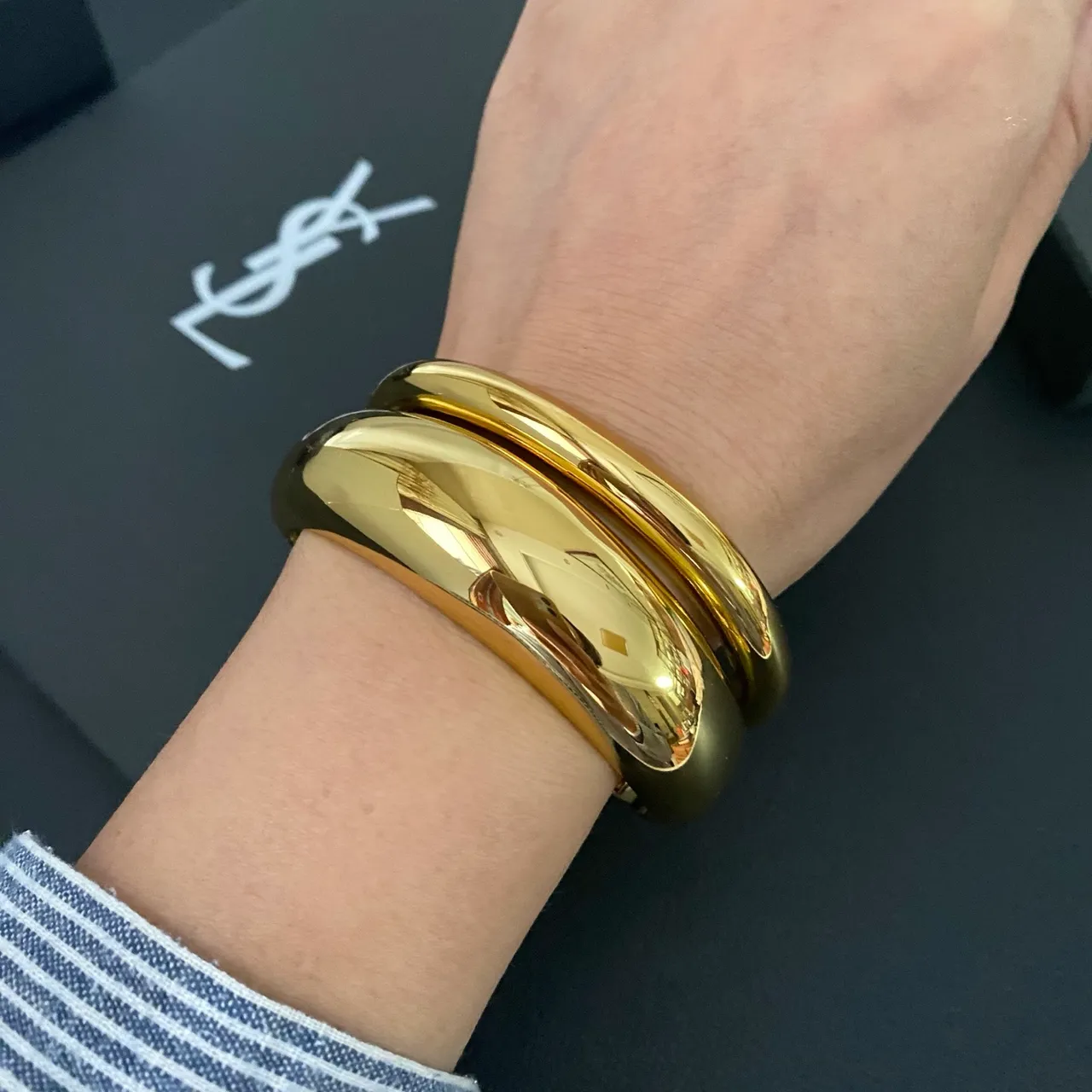 Saint Laurent Loulou Pulseira escultórica de ouro polido de duplo camada 3