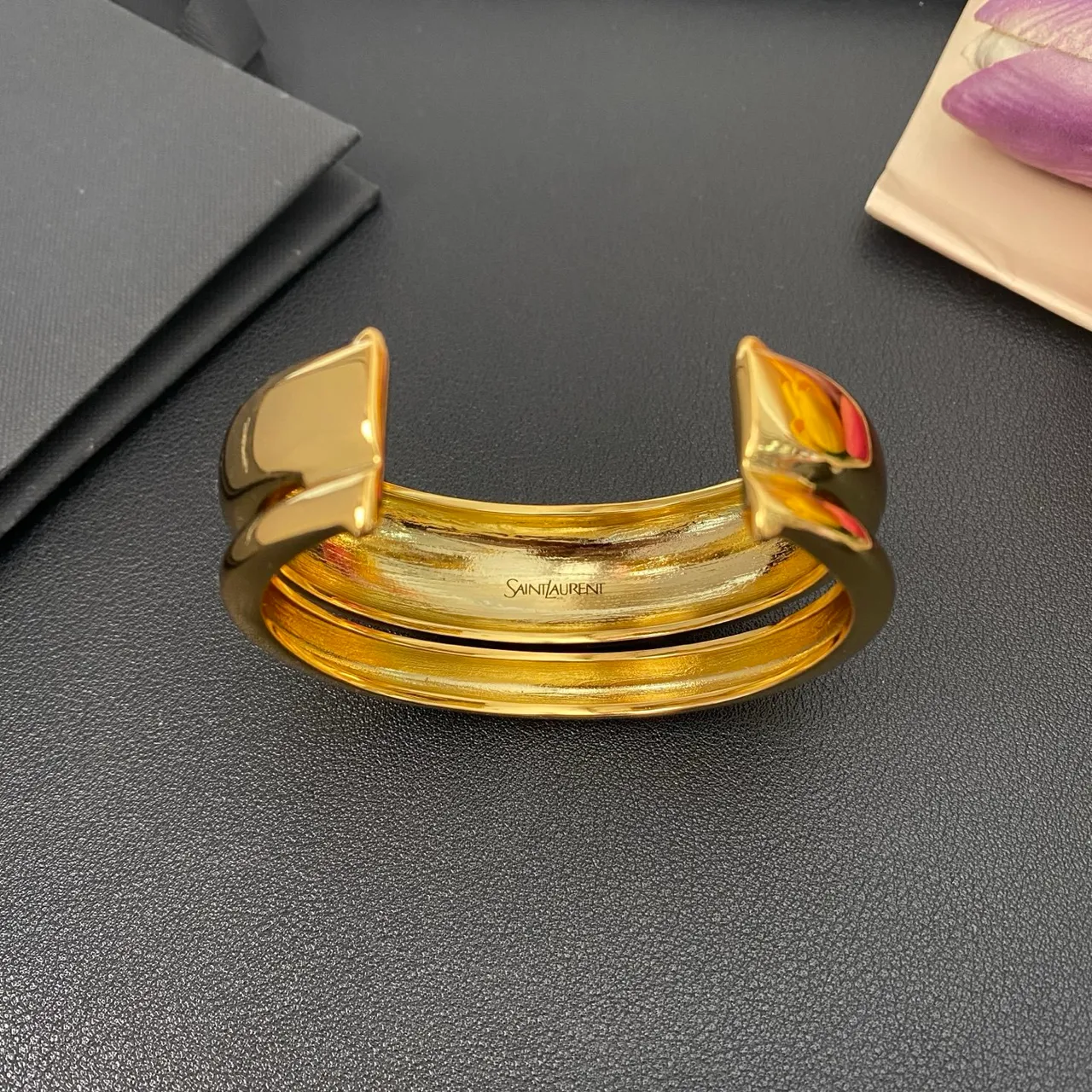 Saint Laurent Loulou Pulseira escultórica de ouro polido de duplo camada 4