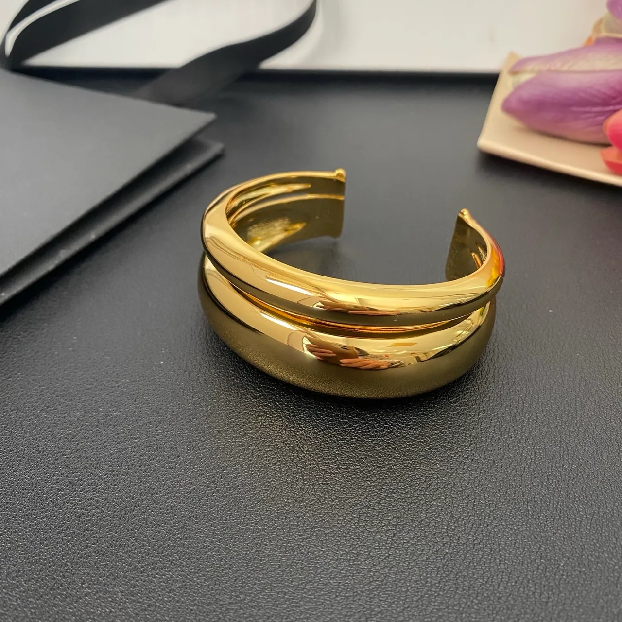 Saint Laurent Loulou Pulseira escultórica de ouro polido de duplo camada 5