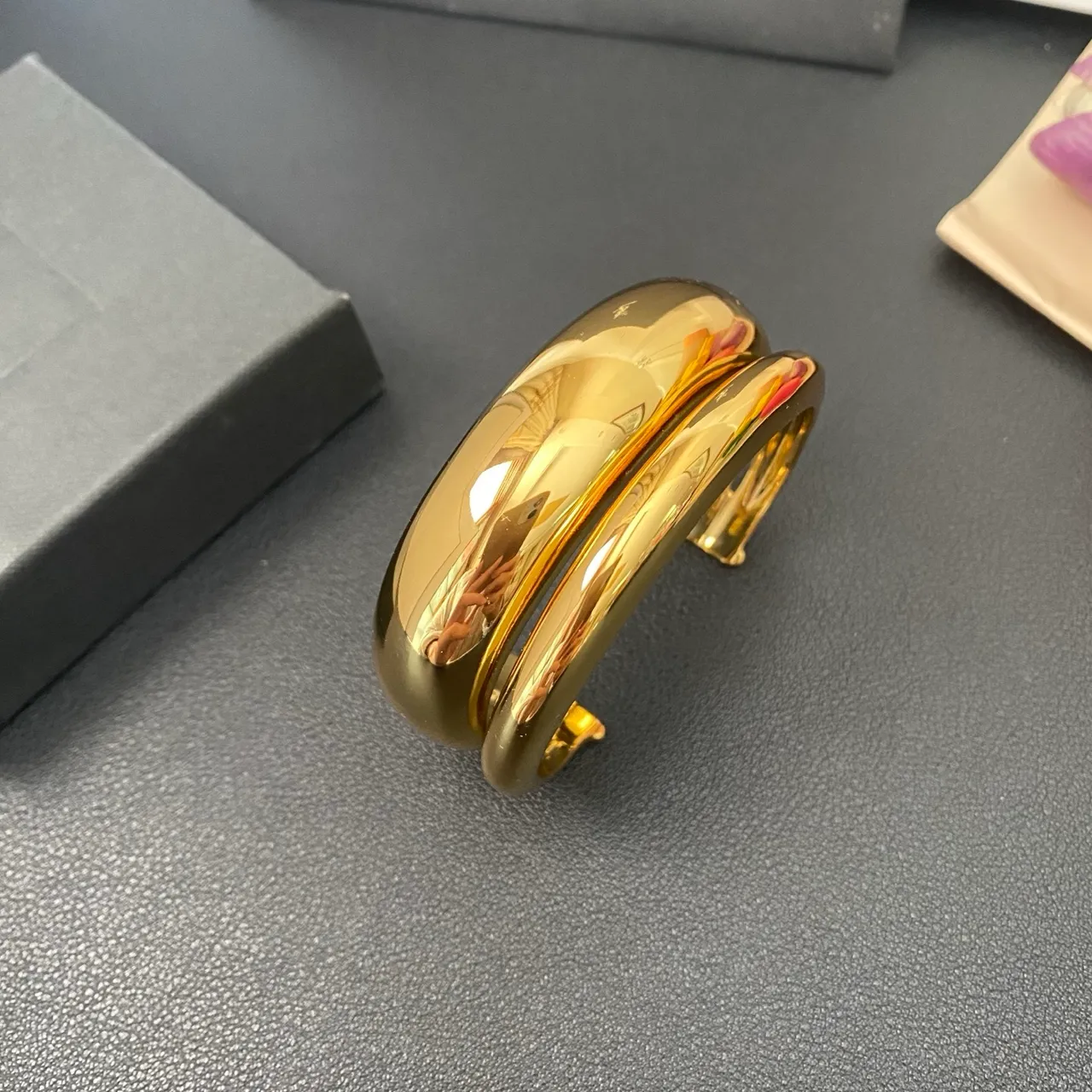Saint Laurent Loulou Pulseira escultórica de ouro polido de duplo camada 6