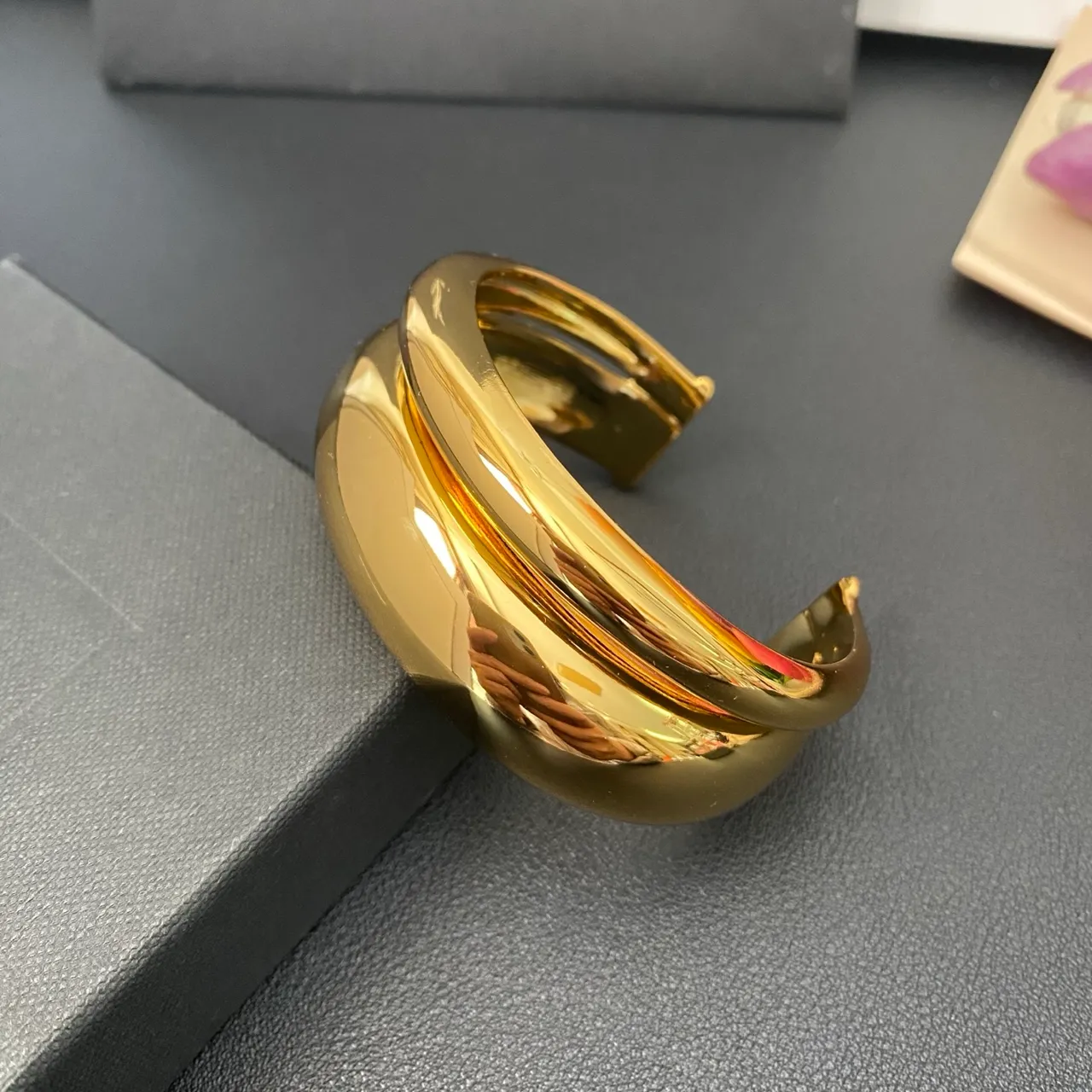 Saint Laurent Loulou Pulseira escultórica de ouro polido de duplo camada 7