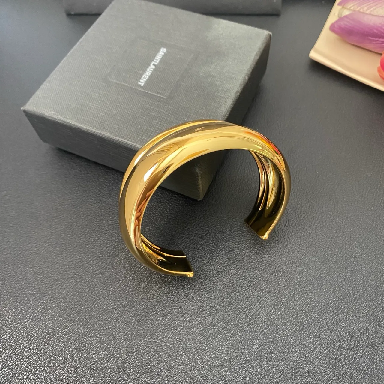 Saint Laurent Loulou Pulseira escultórica de ouro polido de duplo camada 8