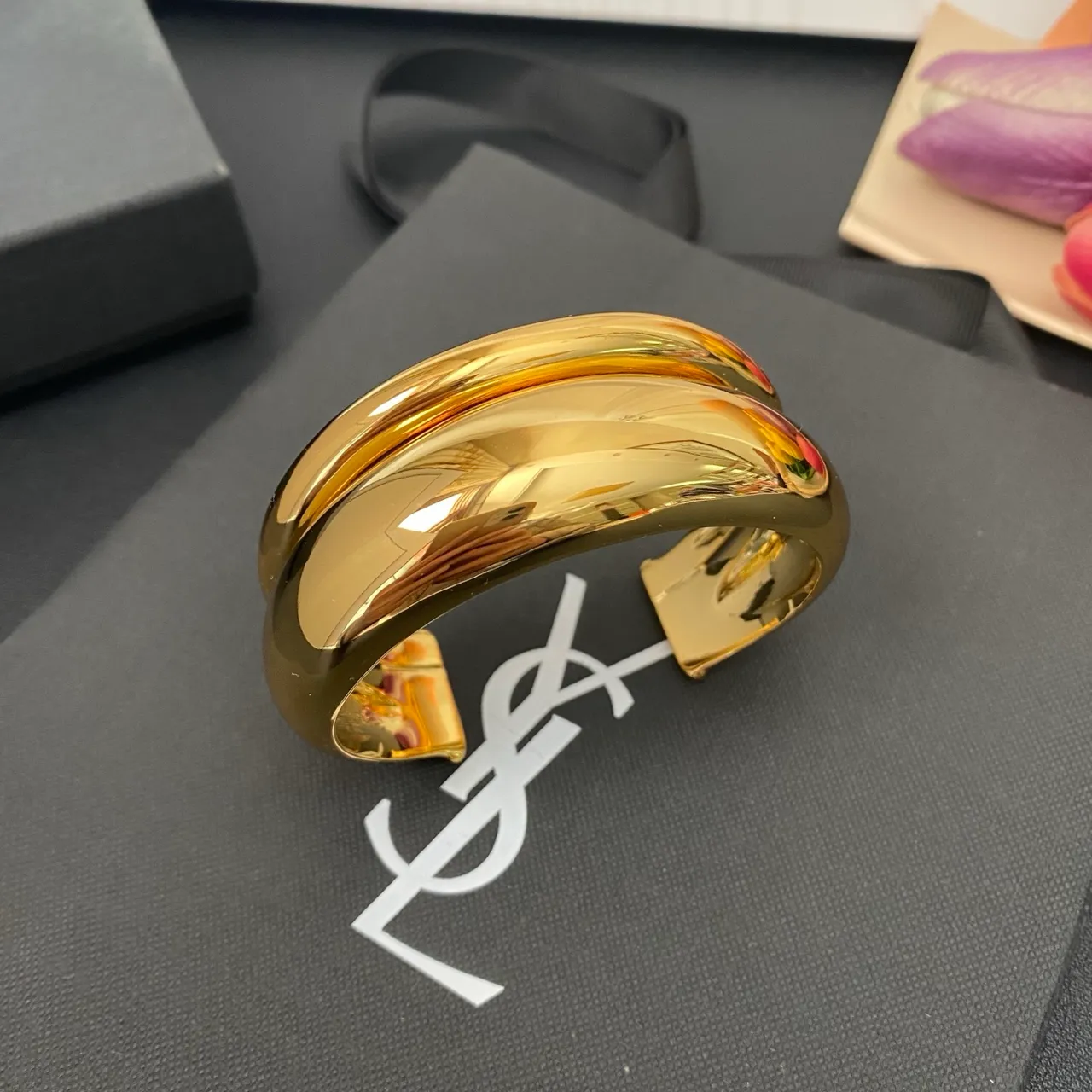 Saint Laurent Loulou Pulseira escultórica de ouro polido de duplo camada 9