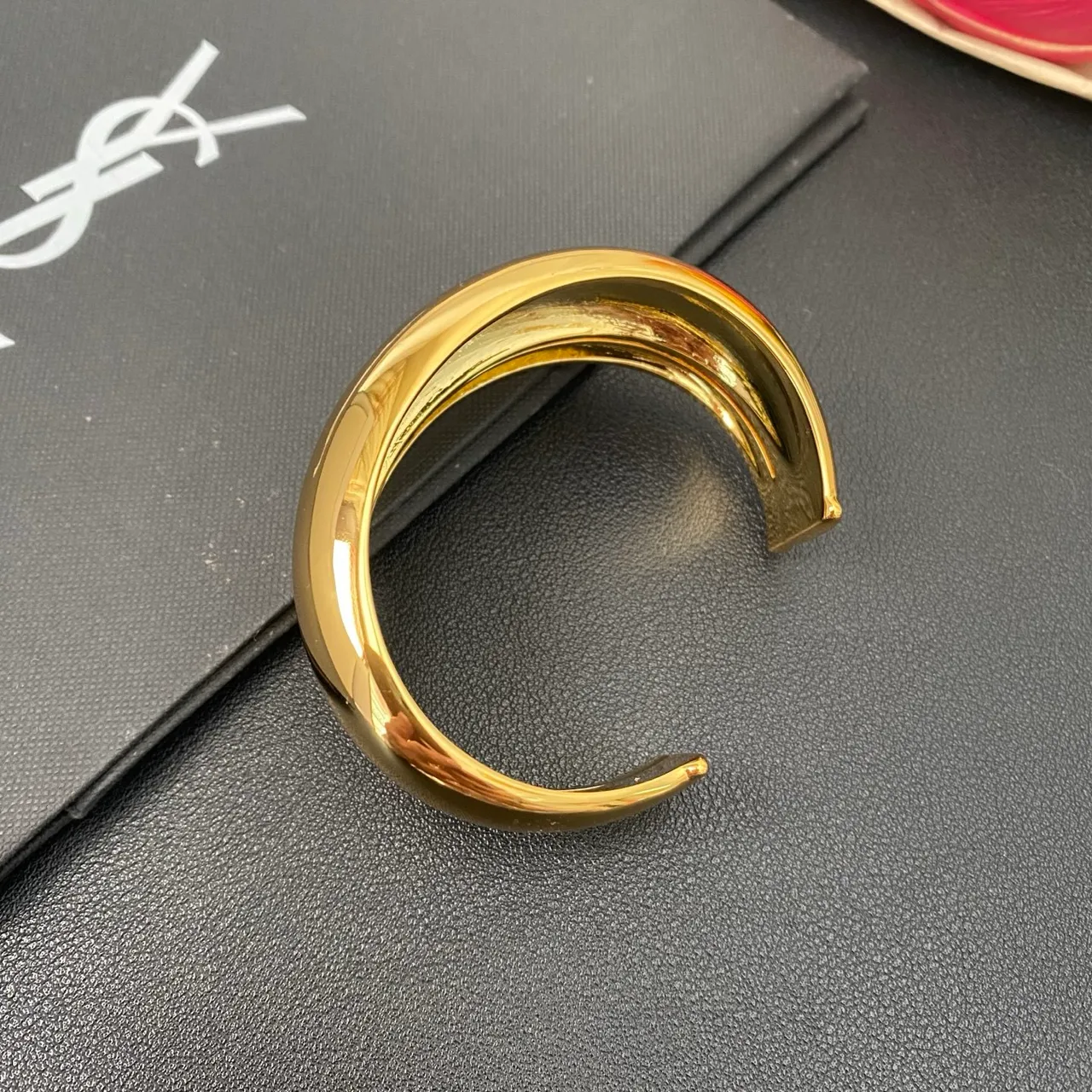 Saint Laurent Loulou Pulseira escultórica de ouro polido de duplo camada 10