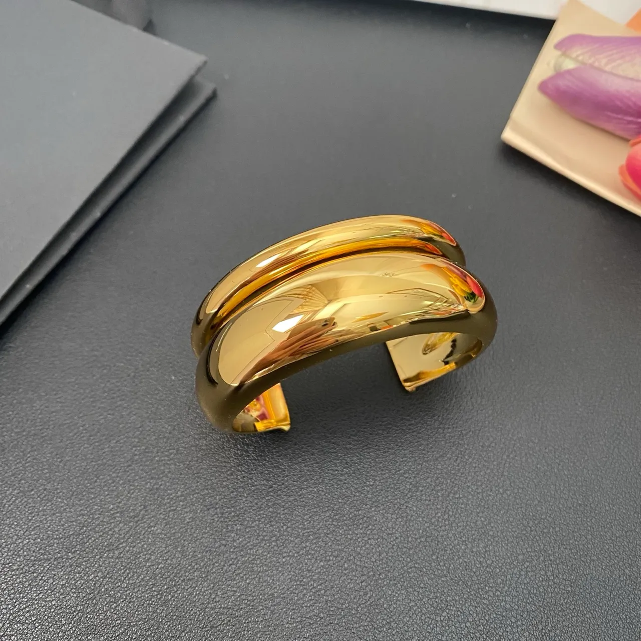 Saint Laurent Loulou Pulseira escultórica de ouro polido de duplo camada 11