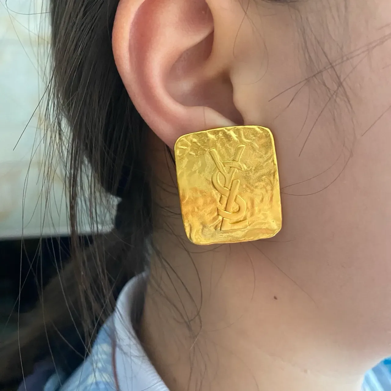 Saint Laurent Monogram Square Hammered Gold কানের দুল 2