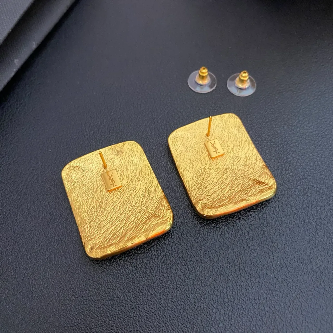Saint Laurent Monogram Square Hammered Gold কানের দুল 4