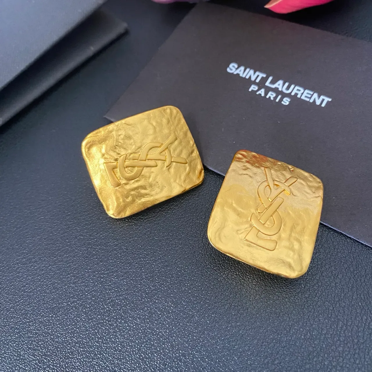 Saint Laurent Monogram Square Hammered Gold কানের দুল 5