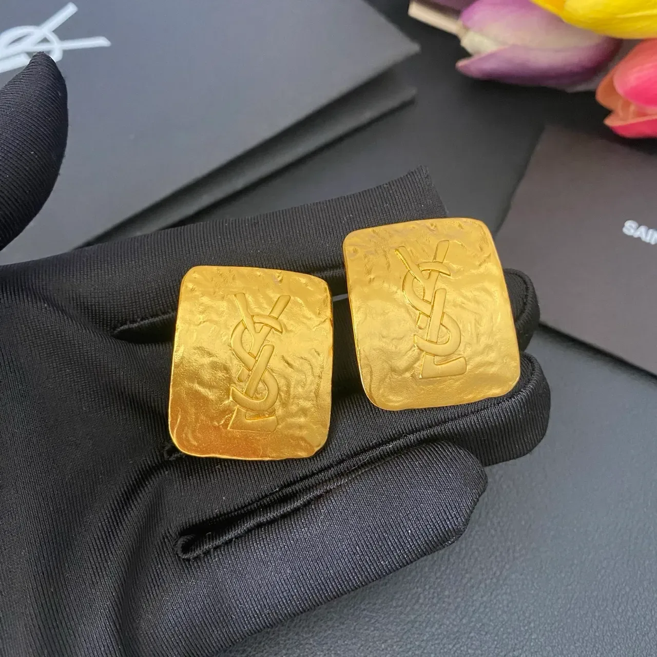 Saint Laurent Monogram Square Hammered Gold কানের দুল 6