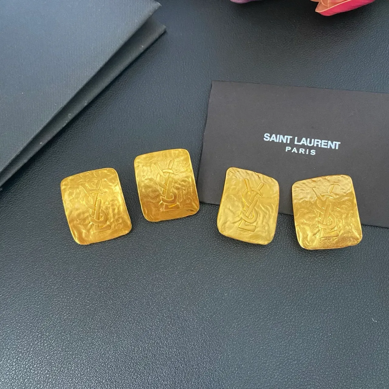 Saint Laurent Monogram Square Hammered Gold কানের দুল 7