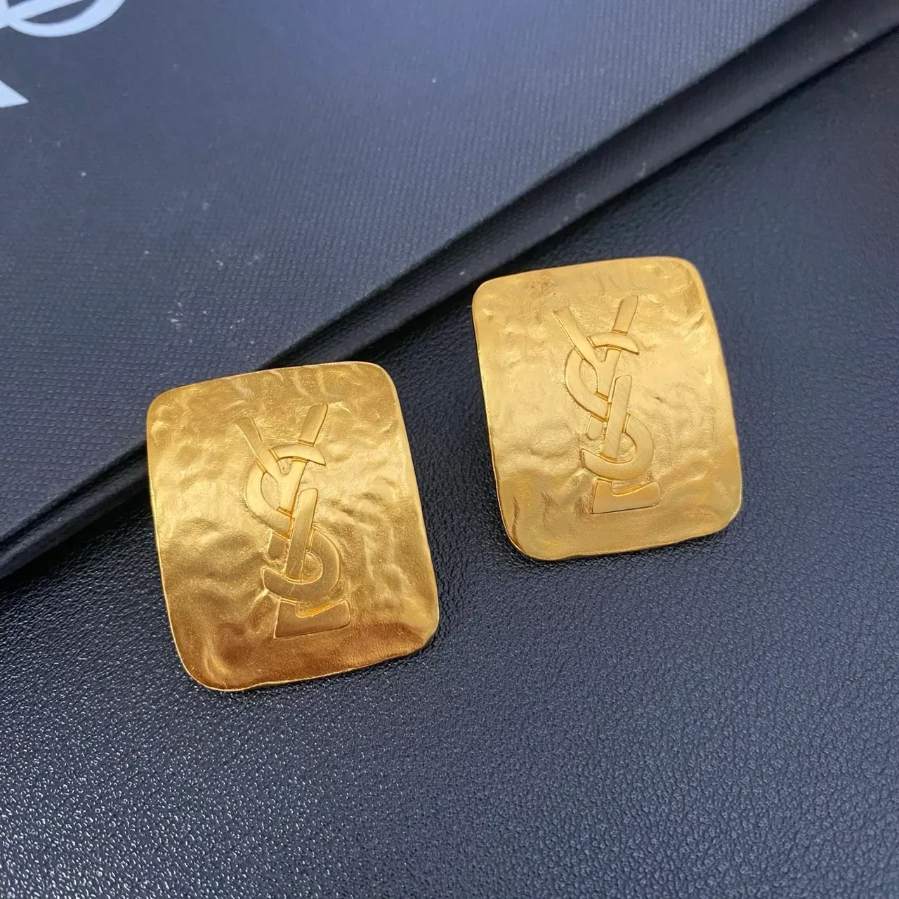 Saint Laurent Monogram Square Hammered Gold কানের দুল 8