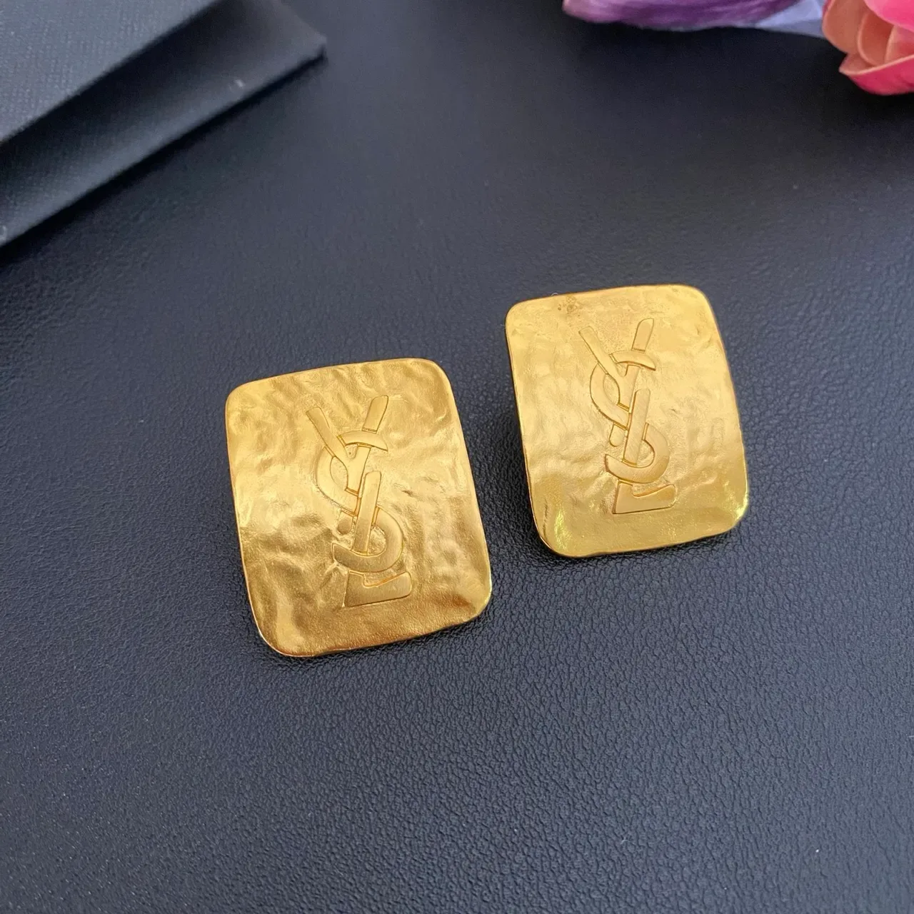 Saint Laurent Monogram Square Hammered Gold কানের দুল 9
