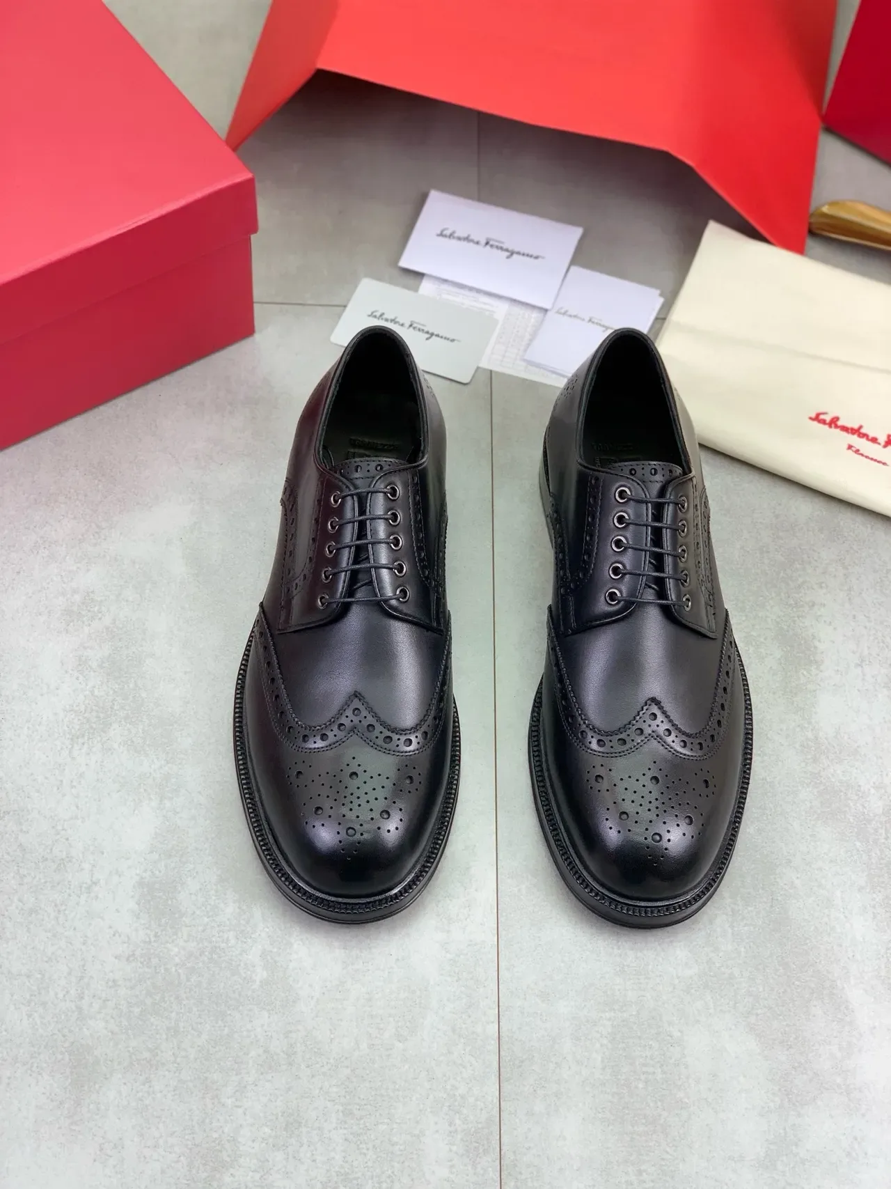 Salvatore Ferragamo Noir Brogue à aile complète 4