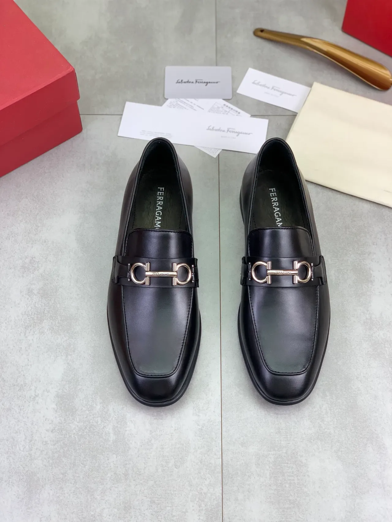 Salvatore Ferragamo Gancini Mocasines de Cuero Negro Punta Cuadrada 4