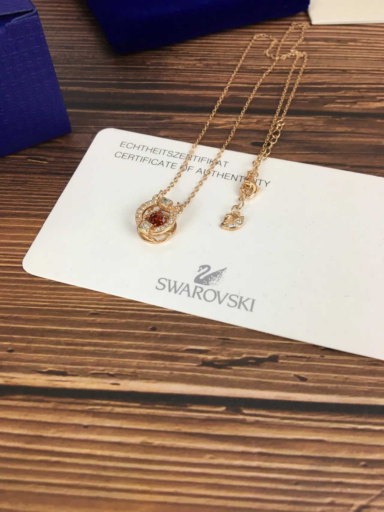 Swarovski গোল্ড-টোন কমলা ক্রিস্টাল হ্যালো পেন্ডেন্ট নেকলেস 2