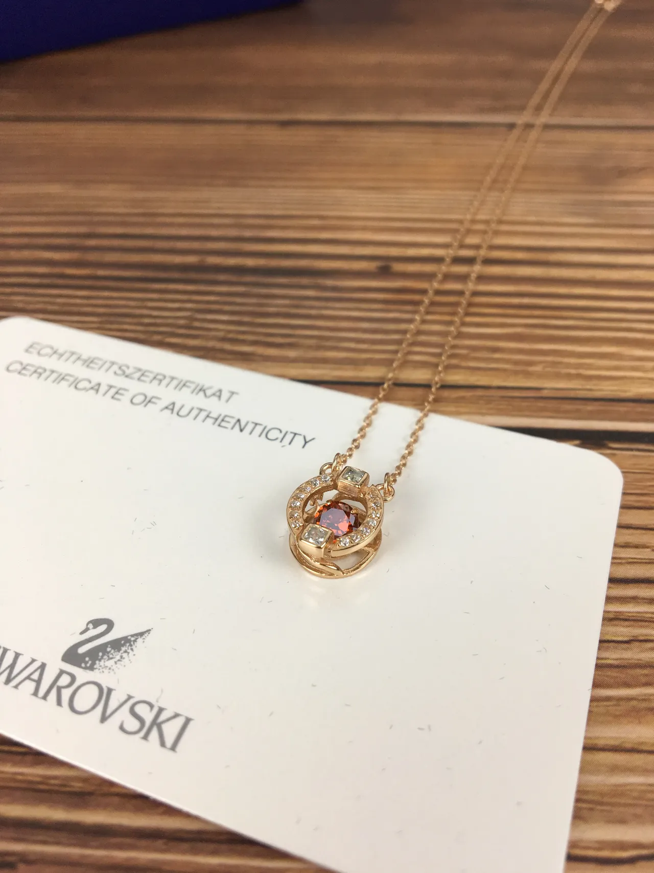 Swarovski গোল্ড-টোন কমলা ক্রিস্টাল হ্যালো পেন্ডেন্ট নেকলেস 4