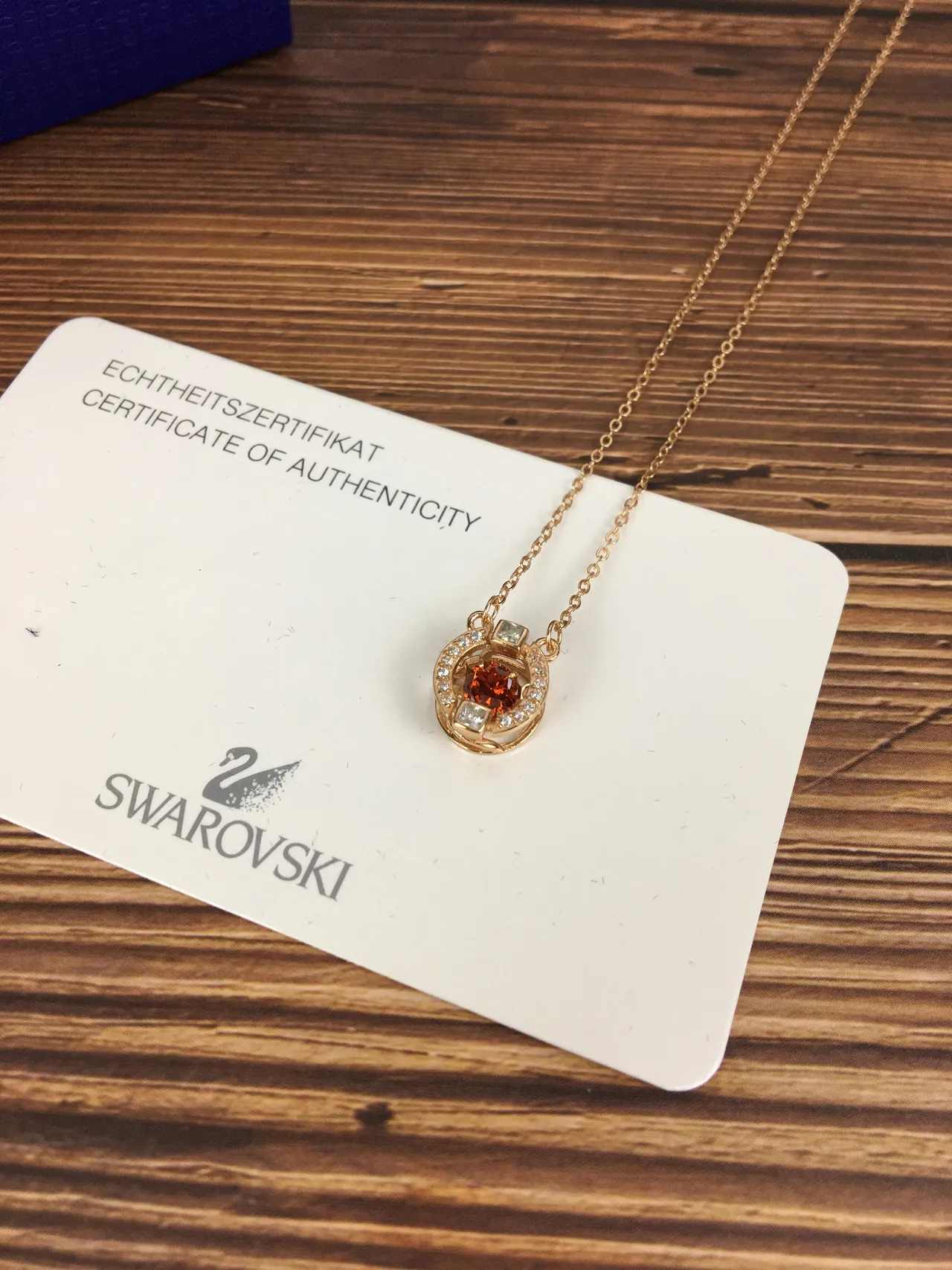 Swarovski গোল্ড-টোন কমলা ক্রিস্টাল হ্যালো পেন্ডেন্ট নেকলেস 5