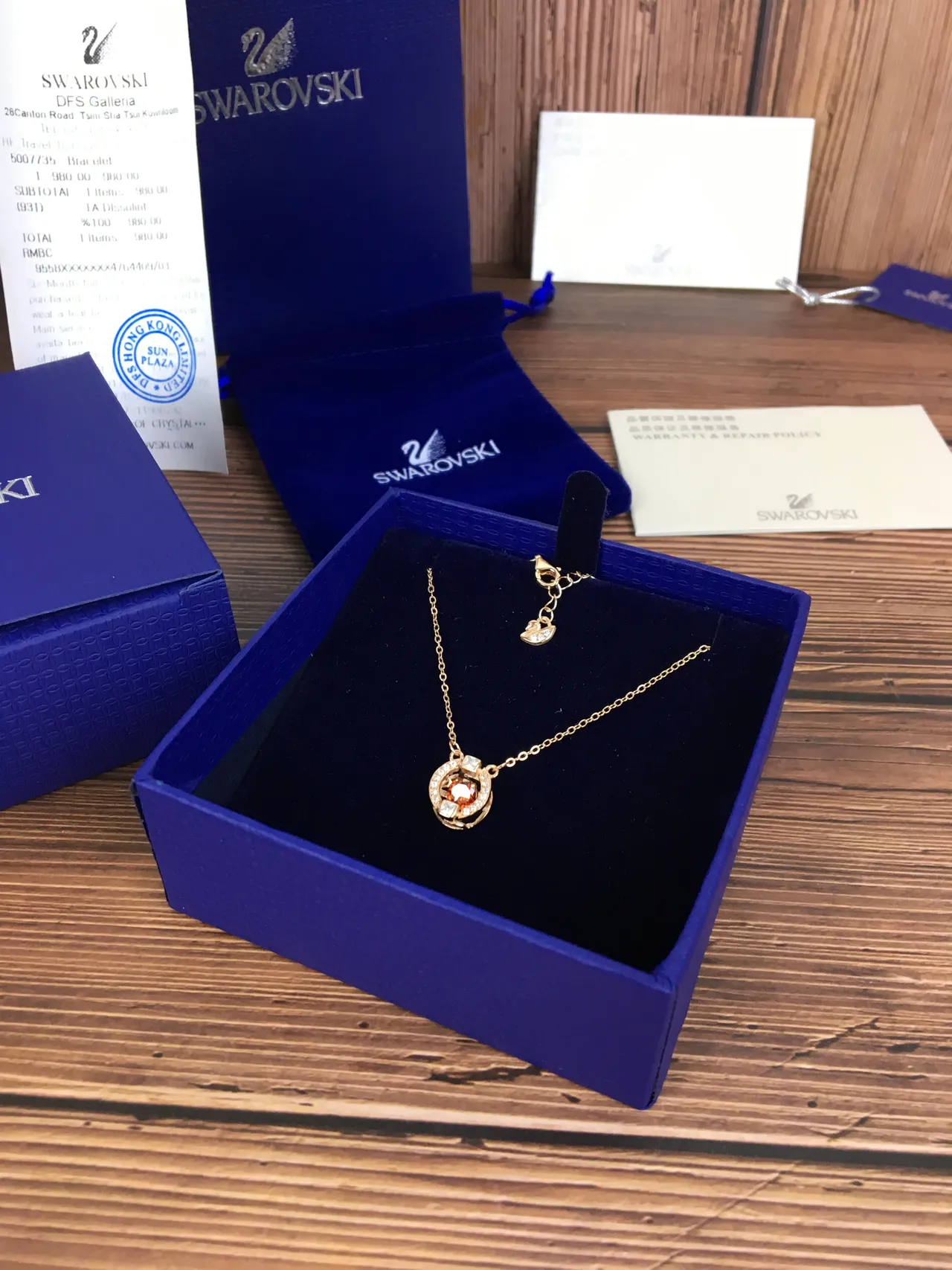 Swarovski গোল্ড-টোন কমলা ক্রিস্টাল হ্যালো পেন্ডেন্ট নেকলেস 6