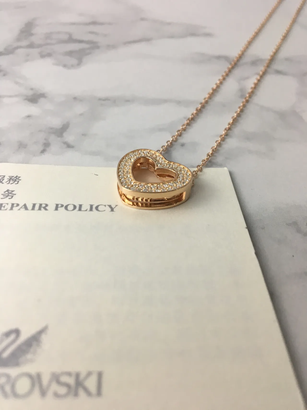 Swarovski Colar com coração aberto pavé cristais tom dourado rosa 9