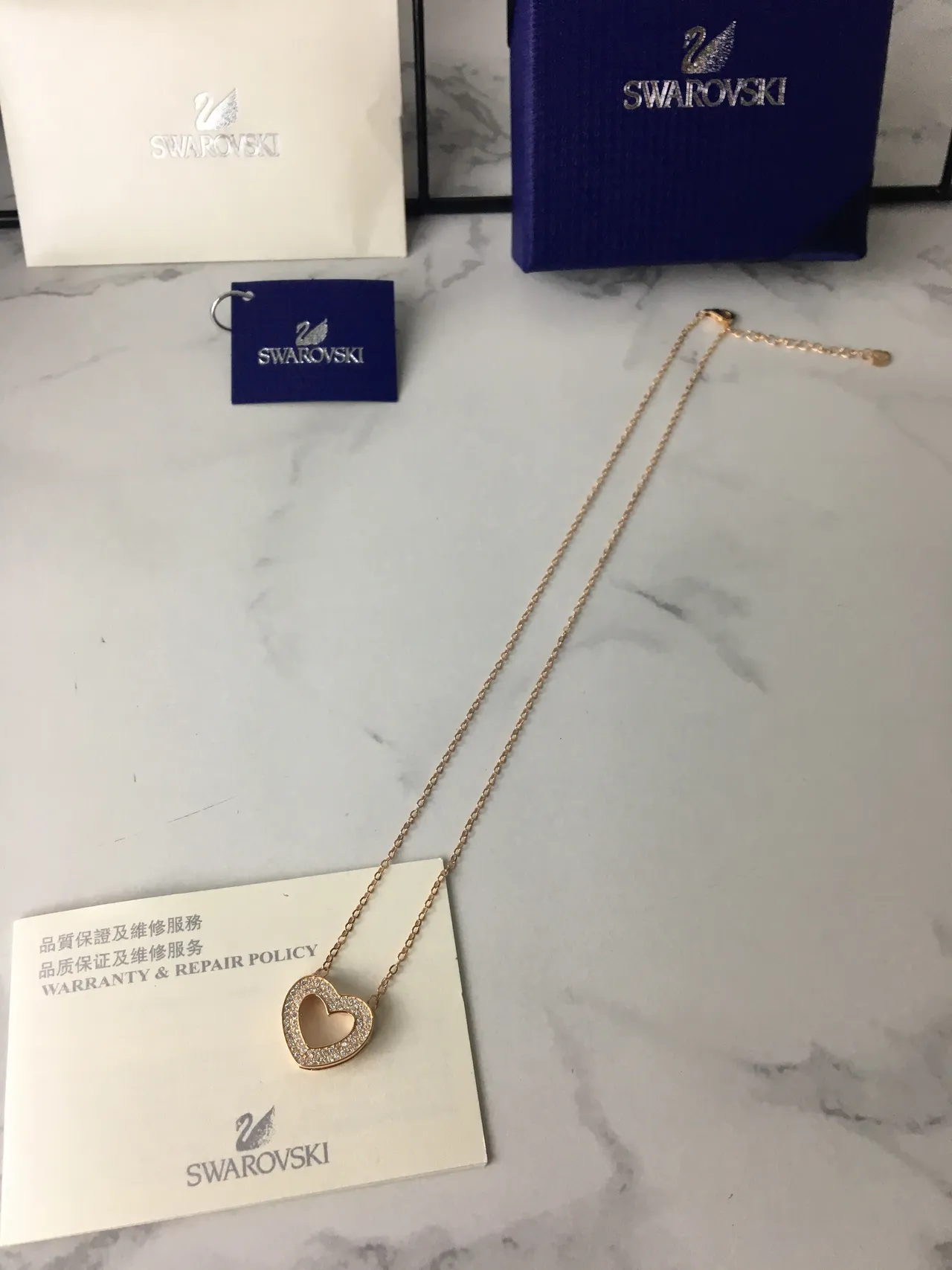 Swarovski Colar com coração aberto pavé cristais tom dourado rosa 10