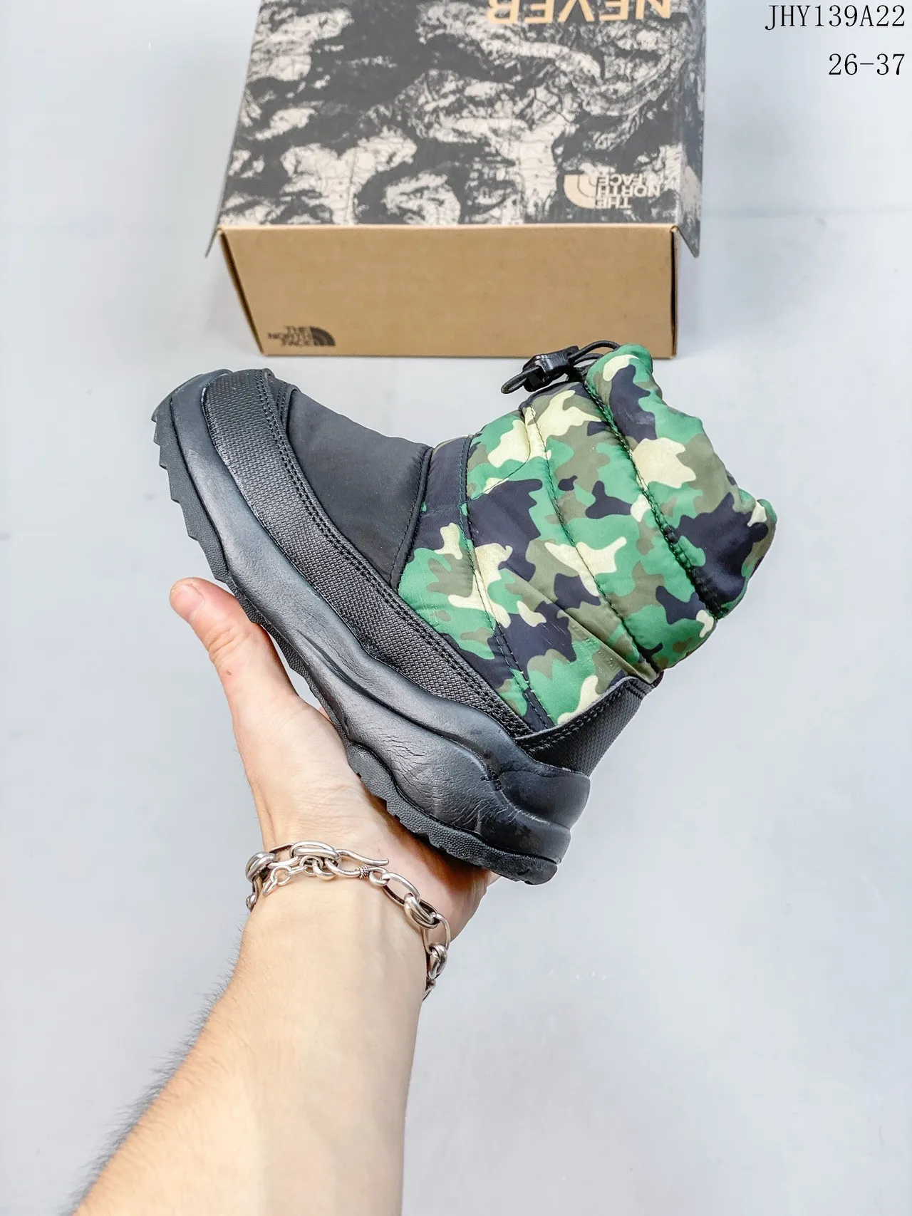 The North Face 儿童 Nuptse Boot 紫色黑色雪靴 17