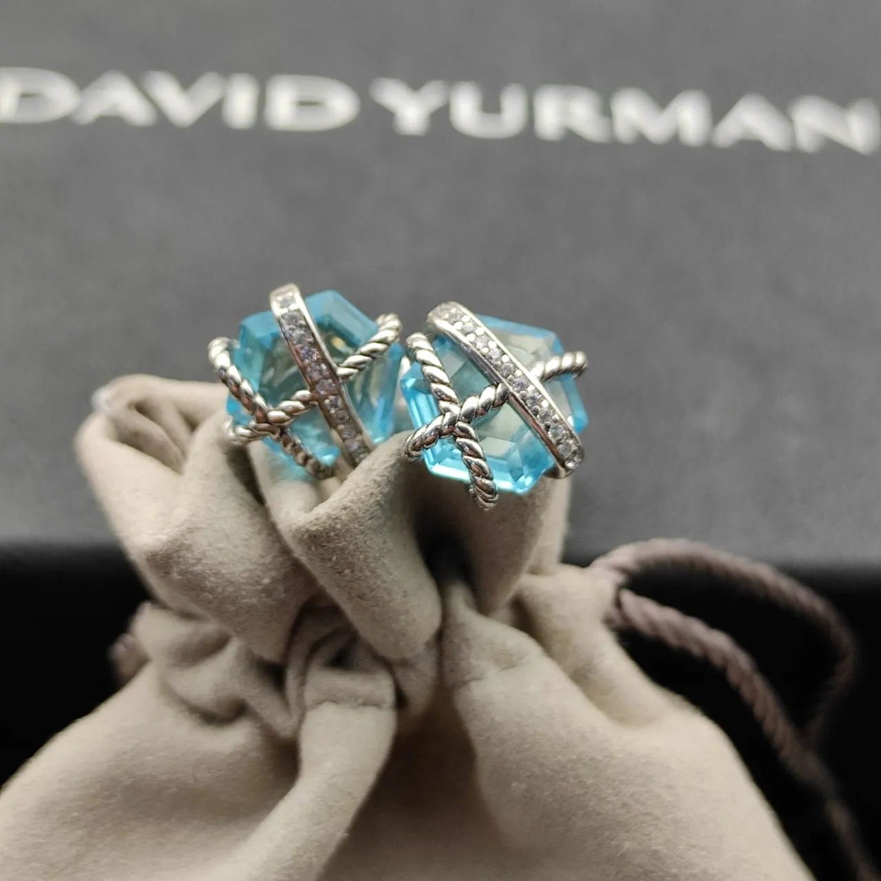 Tiffany & Co. HardWear Aretes con perno de Gema Azul y Diamante 3