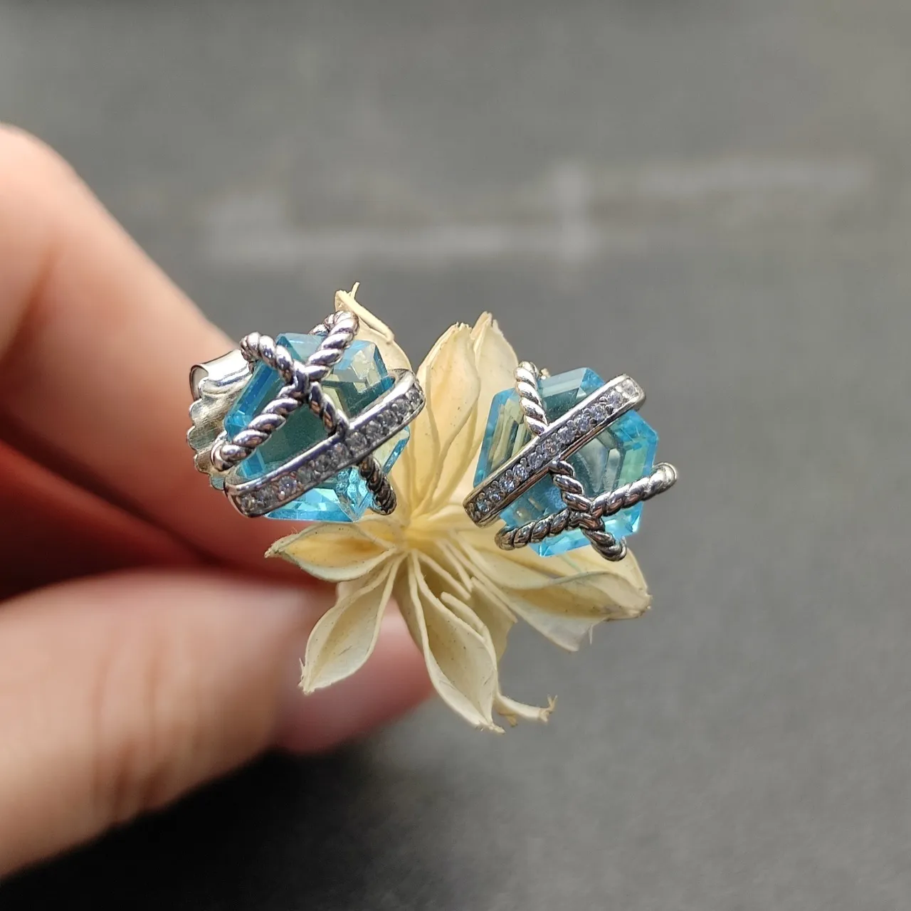 Tiffany & Co. HardWear Aretes con perno de Gema Azul y Diamante 6