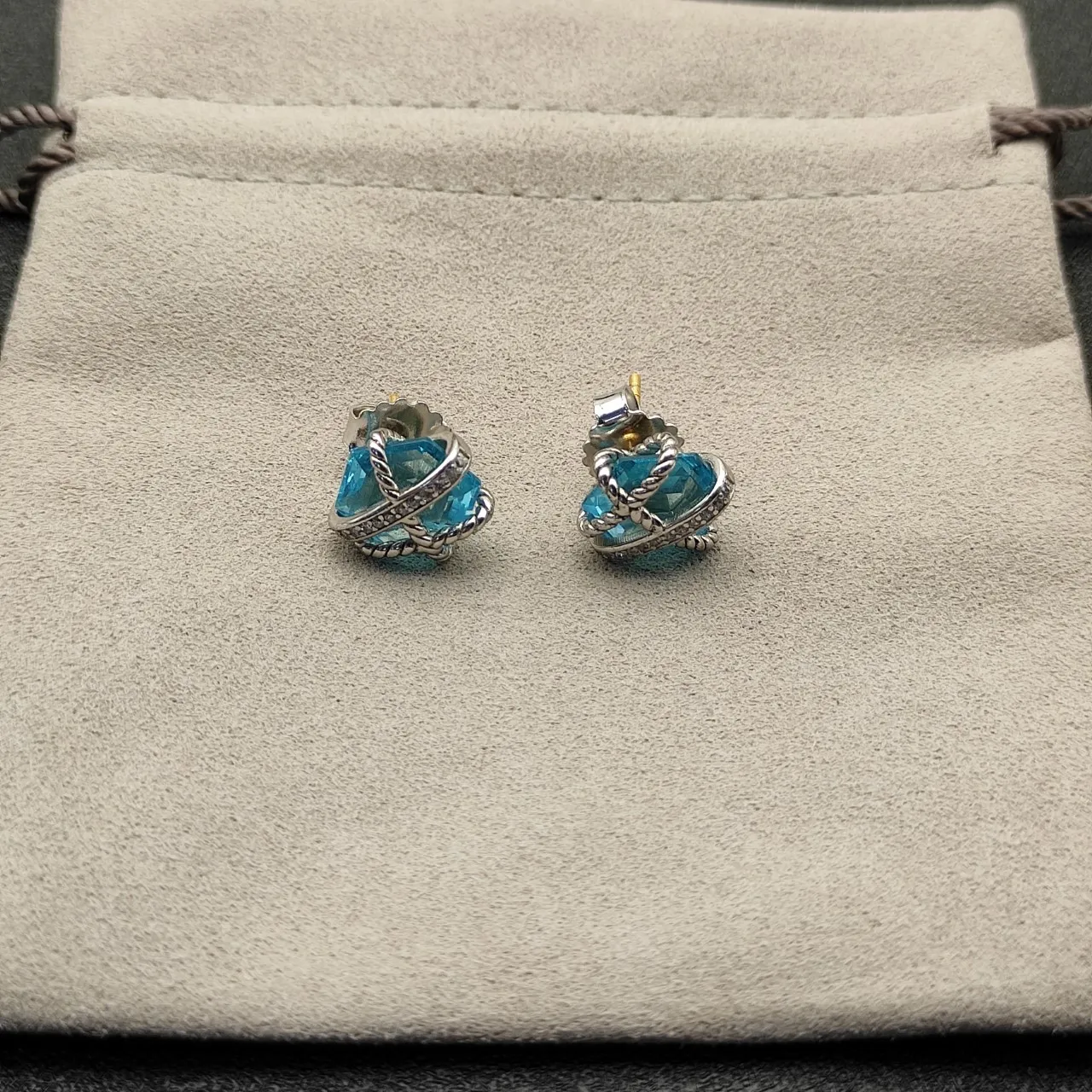Tiffany & Co. HardWear Aretes con perno de Gema Azul y Diamante 7