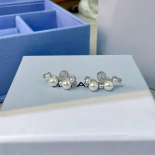 Tiffany & Co. असममित मोती और हीरा क्लस्टर स्टड ईयरिंग्स